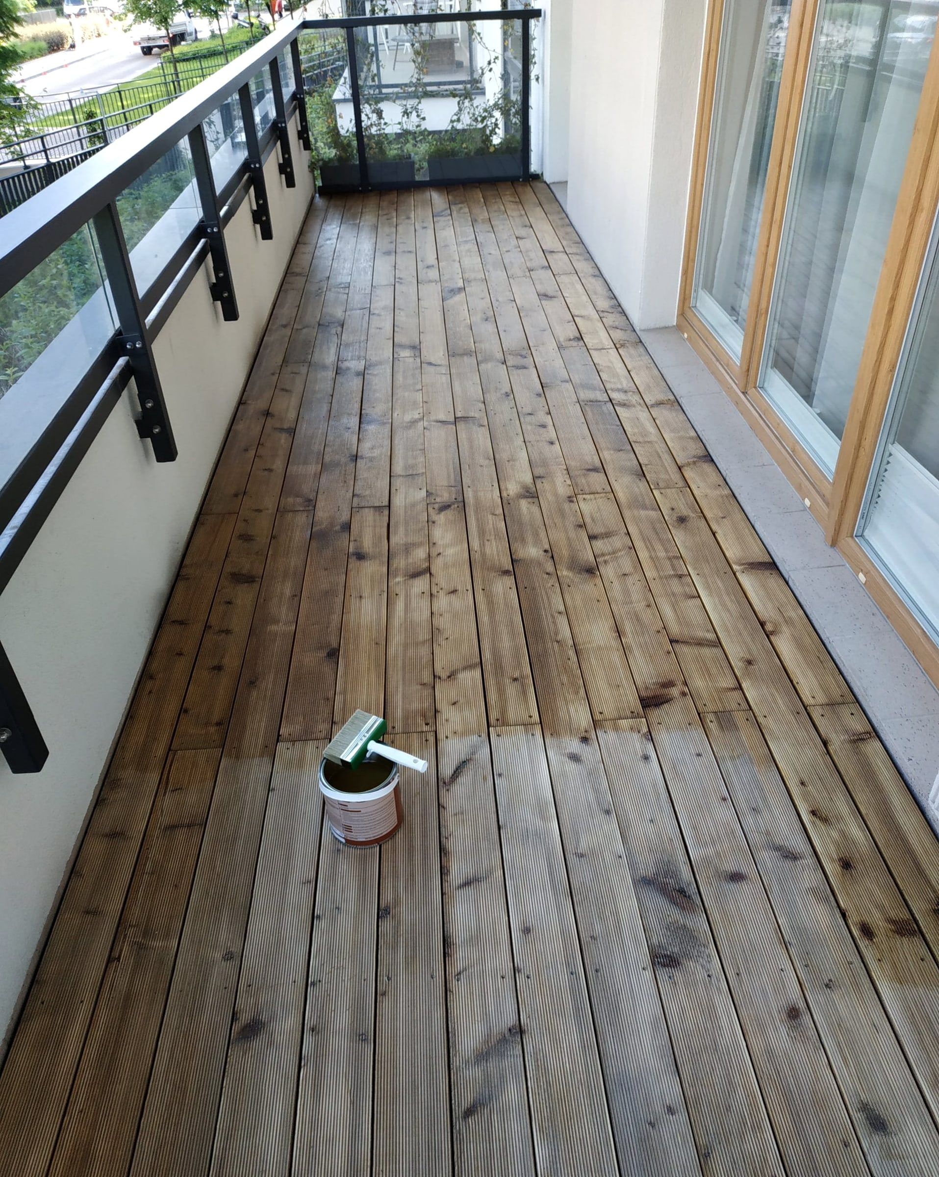 Olejowanie drewnianej podłogi balkonu — widoczna różnica przed i po